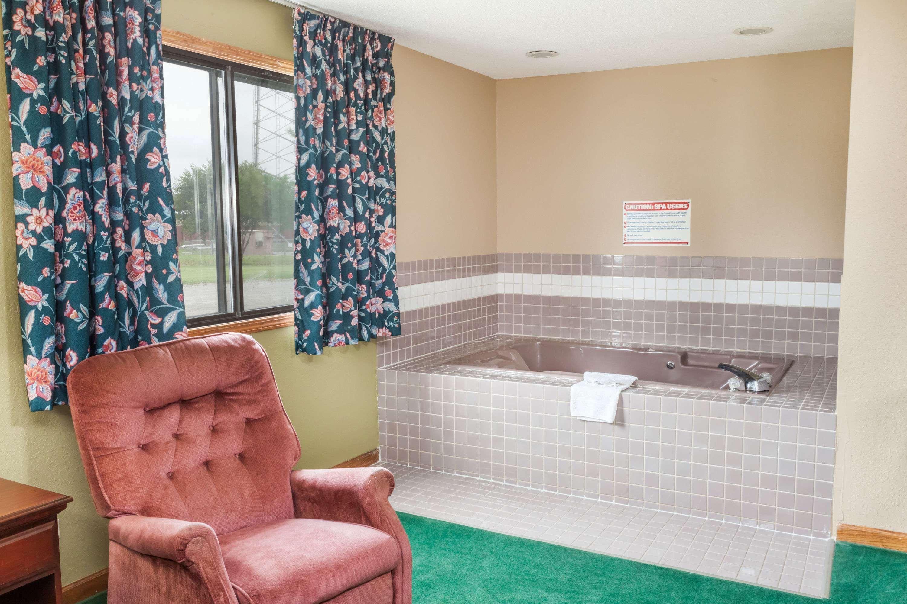 Super 8 By Wyndham Mclean/Bloomington Sw Motel Luaran gambar