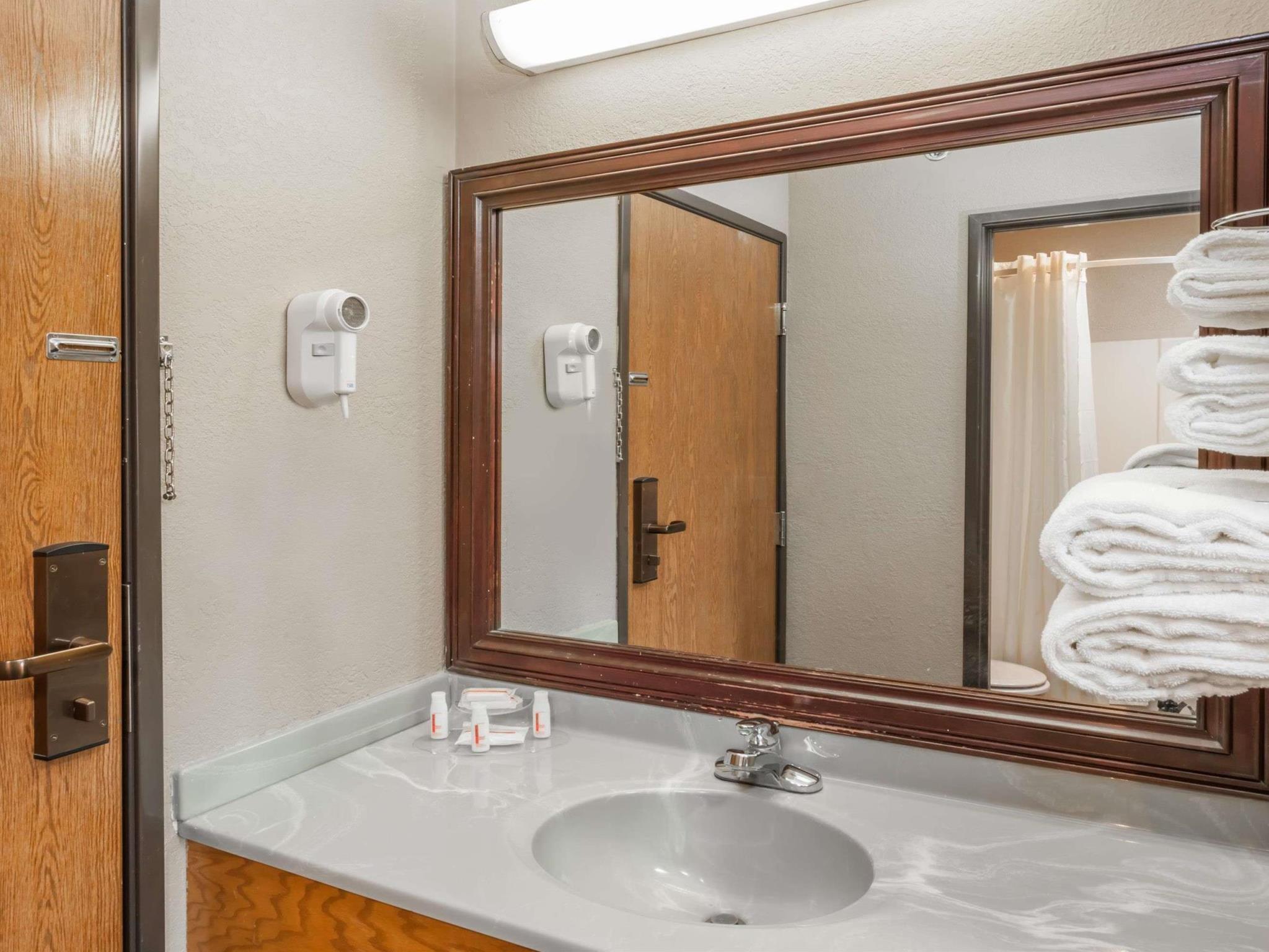 Super 8 By Wyndham Mclean/Bloomington Sw Motel Luaran gambar