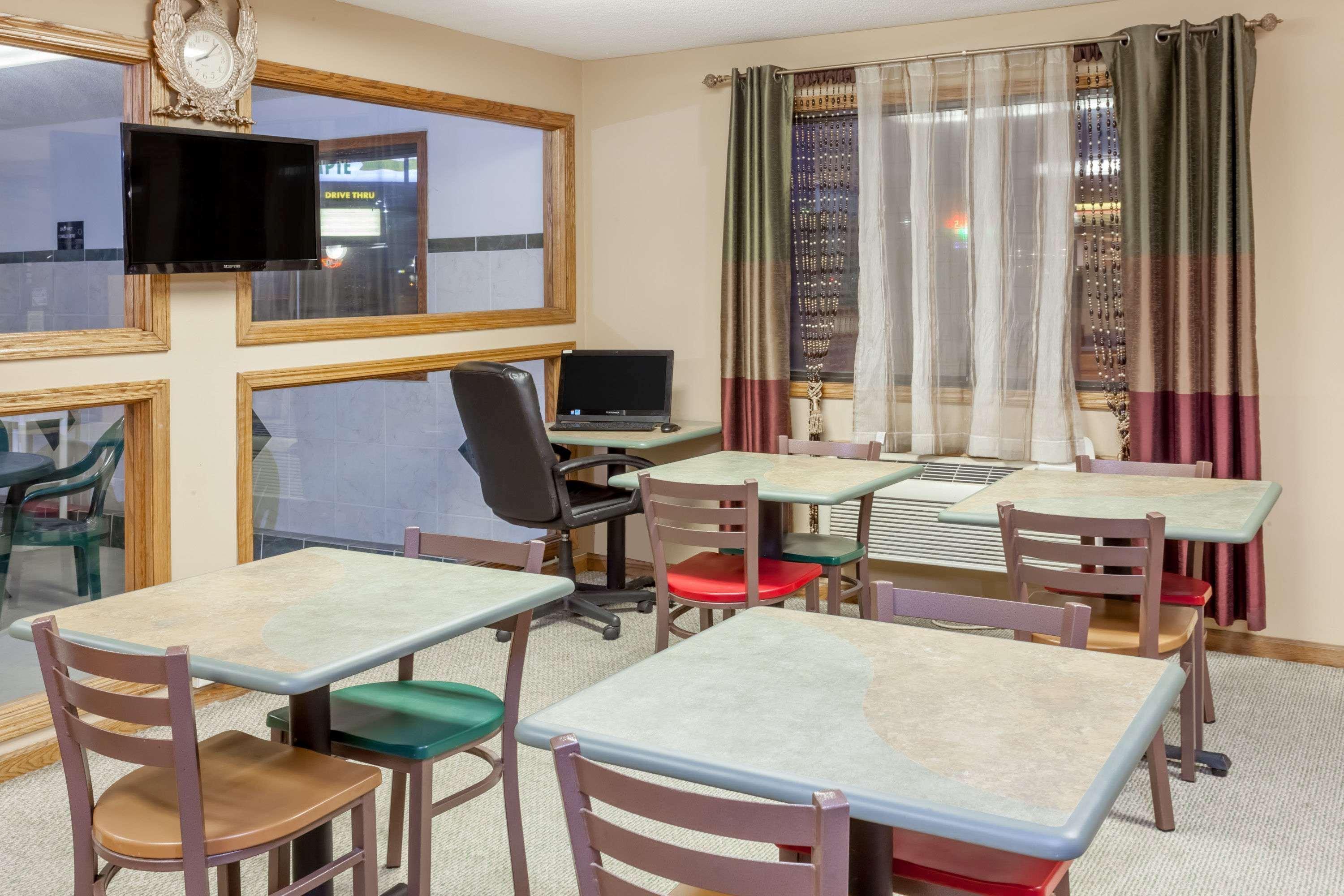 Super 8 By Wyndham Mclean/Bloomington Sw Motel Luaran gambar