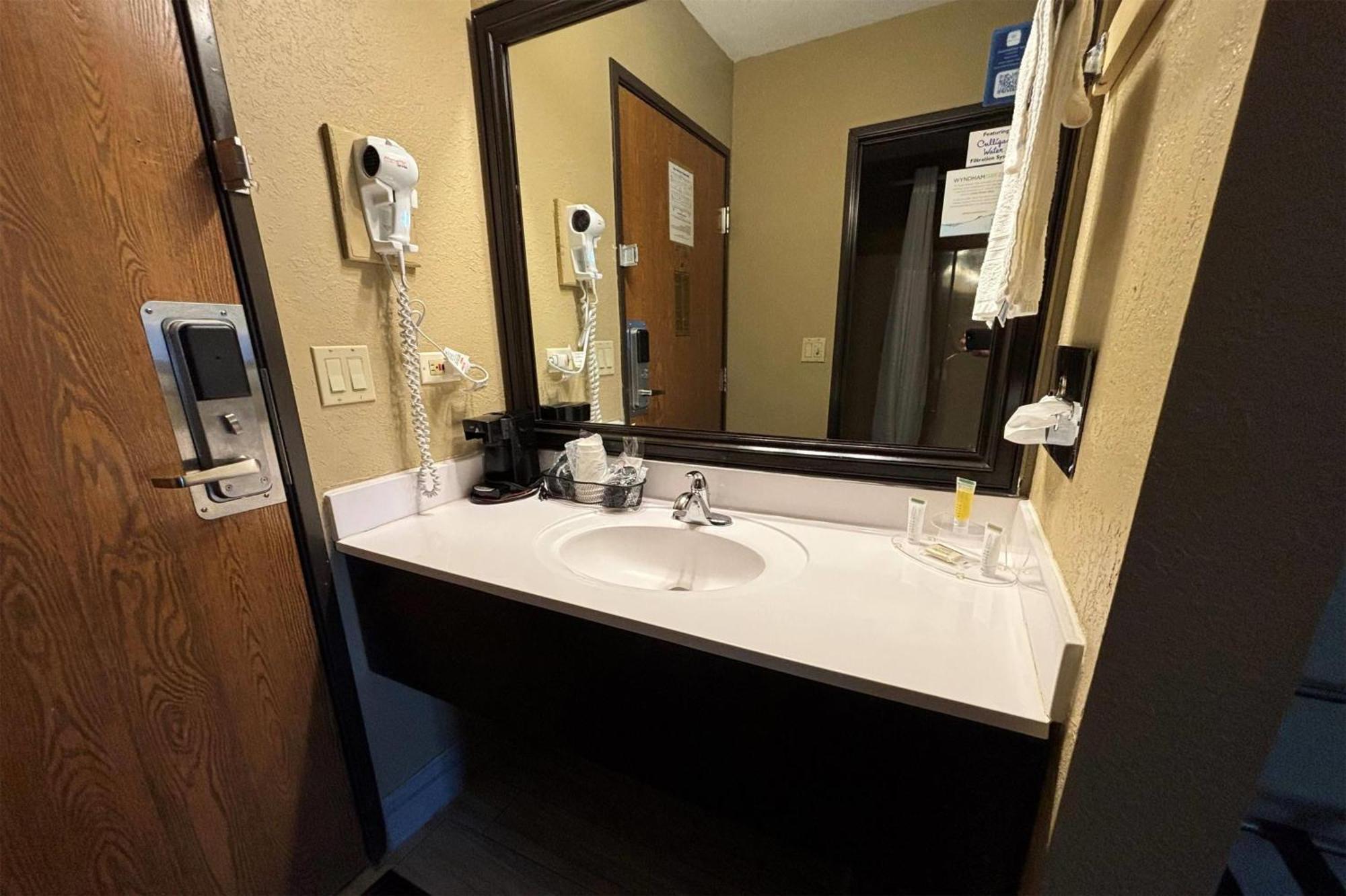 Super 8 By Wyndham Mclean/Bloomington Sw Motel Luaran gambar